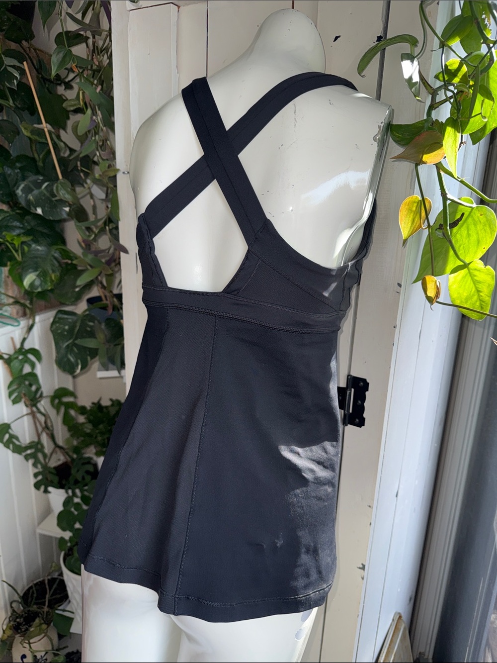 LULULEMON Tank Top Black Cross Strap mesh Back size 8 EUC